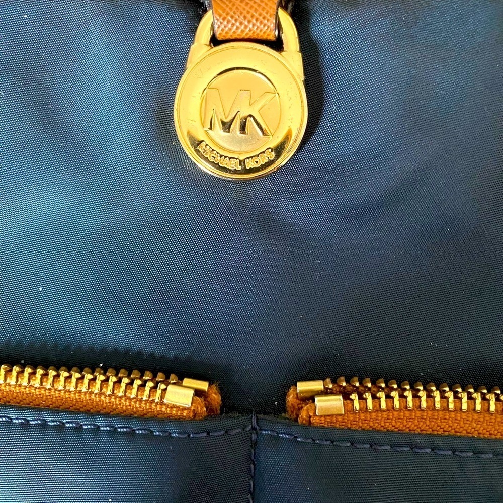 Michael Kors Kempton Blue Brown Nylon Tote Bag front zip Pockets Shoulder
C - Picture 10 of 10